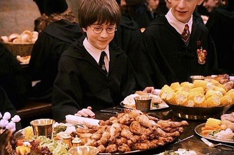 All the Delicious Food From Harry Potter You Wish You Could Eat Harry Potter Feast, Harry Potter Dinner, Film Harry Potter, Daniel Radcliffe Harry Potter, Harry Potter Food, Theme Harry Potter, Harry Potter Scene, Harry Potter Halloween, Harry Potter Theme