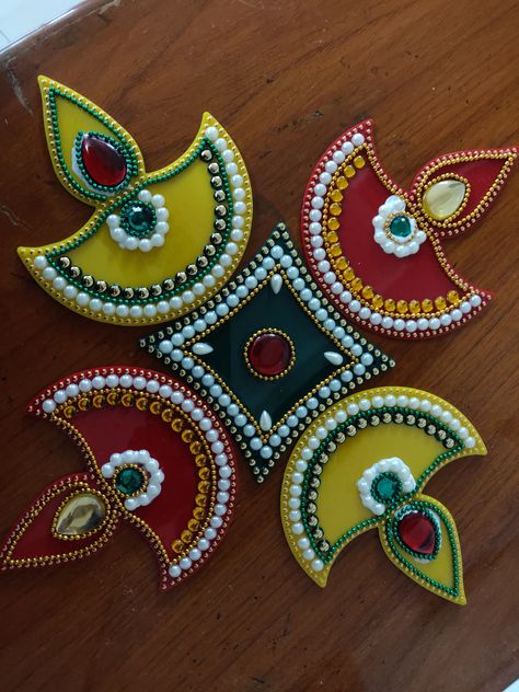 Navaratri Craft Ideas, Wooden Rangoli Designs, West Mathi Best Home Decoration, Diwali Diya Decoration Handmade, Acrylic Rangoli Designs, Diwali Craft For Children, Handmade Rangoli, Kundan Rangoli, Handmade Decorative Items