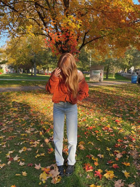 Fall Aestethic Pictures, Fall Photo Aesthetic, Apple Picking Date Outfit, Casual Fall Photoshoot, Instagram Pose Ideas Fall, Fall Solo Photoshoot, Fall Photo Inspo Instagram, Poses For Fall Pictures, Fall Pictures Instagram