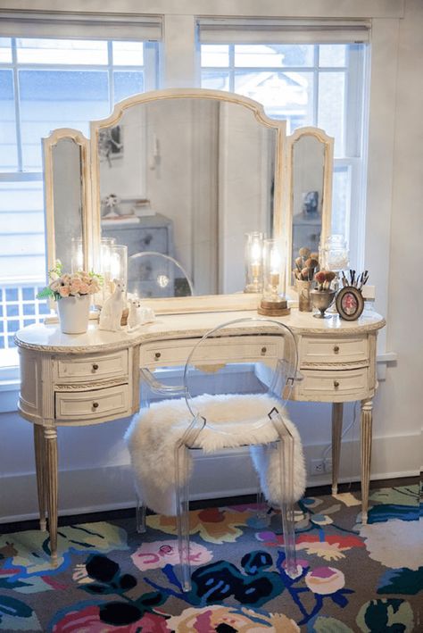 Elegant Antique Vanity Table with Triptych Mirror Small Makeup Room, Small Bedroom Vanity, Vintage Makeup Vanities, Vanity Set Up, Antique Vanity Table, Makeup Vanity Ideas, Makeup Room Ideas, Makeup Looks Natural Full Face, Shabby Chic Vanity