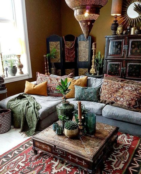 Hippie Living Room Ideas, Modern Moroccan Decor, Hippie Living Room, Dark Grey Couch Living Room, Moroccan Decor Living Room, Dark Grey Couches, Bohemian Living Room Decor, Moroccan Living Room, Bohemian Living