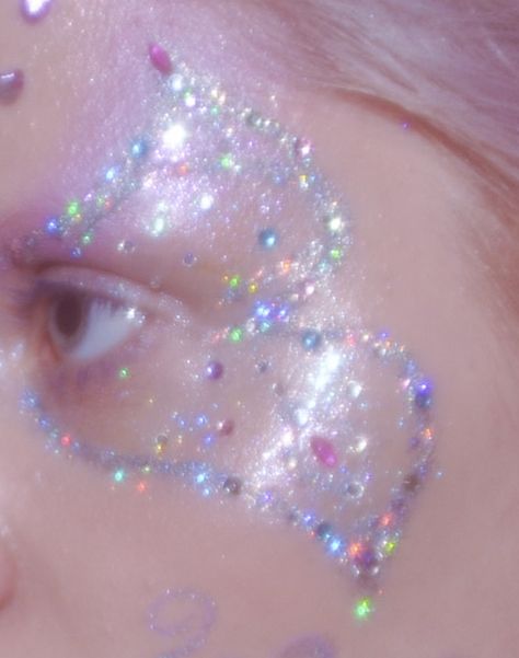 Fairy Eye Makeup Glitter, Glitter Fairy Makeup, Glittery Makeup Aesthetic, Popstar Costume, Ethereal Glitter Makeup, Wings Makeup, Iridescent Glitter Makeup, Unicorn Core, Makeup Euphoria