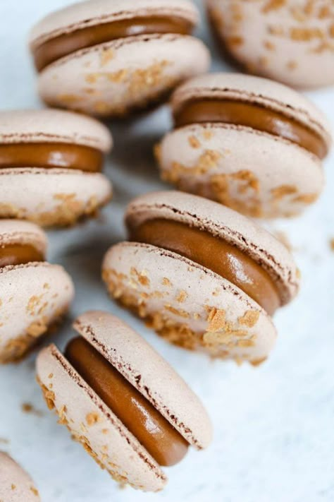 Macarons Filling Recipe, Christmas Macaron, Salted Caramel Macarons, Great Australian Bake Off, Macarons Recipe Easy, Caramel Macarons, Dessert Flavors, Macaron Ideas, Salted Caramel Recipes