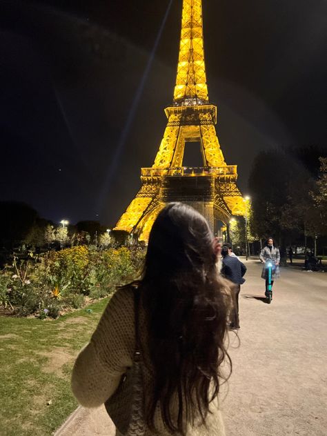 Eifell Tower Aesthetic, Outfit Inspo High School, Brunette Girl Aesthetic, Paris Core, Paris Trip Outfits, Eiffel Tower Model, Paris Instagram Pictures, Life In France, Girl In Paris