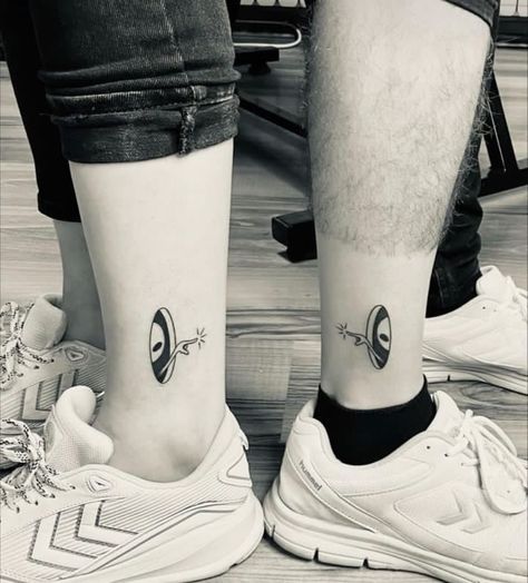 Tiny Tattoo For Best Friends, Alien Friend Tattoo, Alien Couple Tattoo, E T Tattoo, Space Couple Tattoos, Double Tattoo Ideas, Space Matching Tattoos, Tiny Alien Tattoo, Matching Planet Tattoos