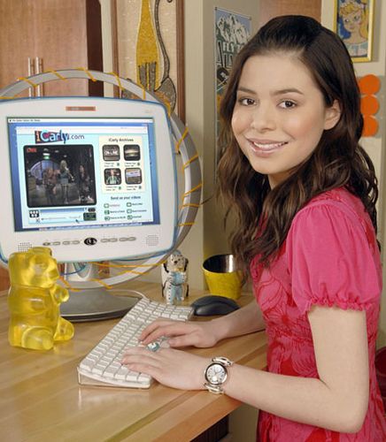 miranda cosgrove smiling photos | Miranda-Cosgrove-computer-time | Flickr - Photo Sharing! Miranda Cosgrove Icarly, Drake & Josh, Miranda Cosgrove, Icarly, Meme Template, Funny Reaction Pictures, Little Sisters, Reaction Pictures, Nickelodeon