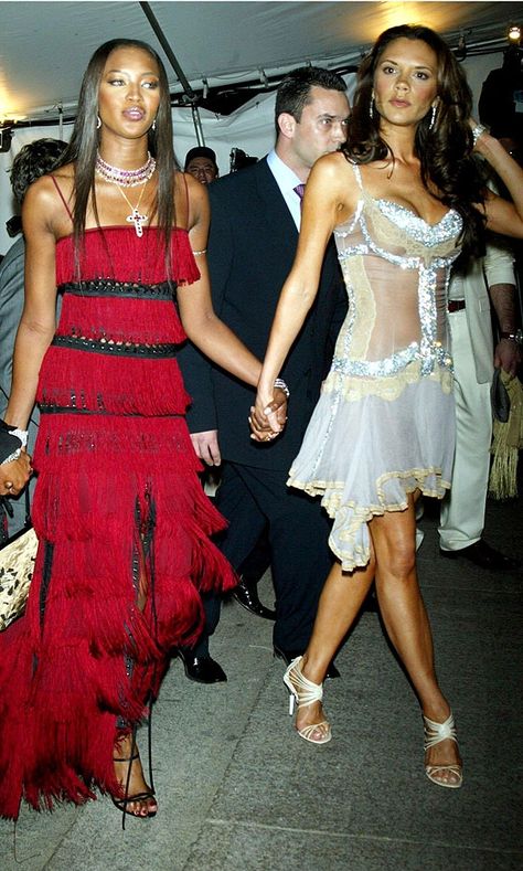 Style Victoria Beckham, 90s Fashion Models, Runway Moments, Posh And Becks, Beckham Style, Celebrity Fashion Outfits, Victoria And David, Victoria Beckham Outfits, African Print Maxi Skirt