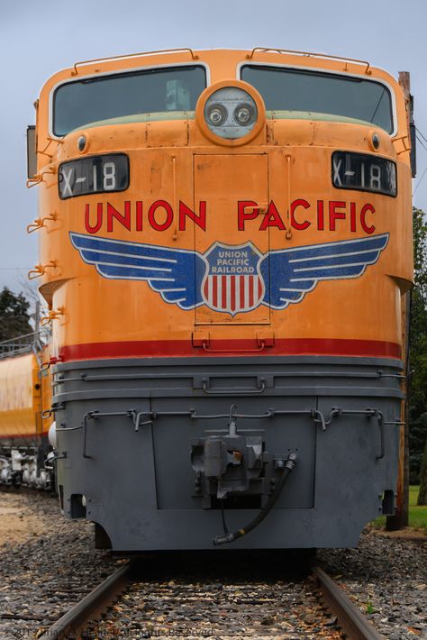 Union Pacific Train, New York Central Railroad, The Bunker, Railroad Pictures, Union Pacific Railroad, Buses And Trains, Gas Turbine, Railroad Photography, Lionel Trains