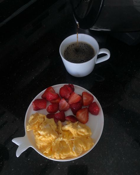 Eggs And Strawberries Breakfast, Non Carb Breakfast Ideas, Scrambled Egg Breakfast Ideas, Scrambled Eggs Aesthetic, Eggs And Fruit, Breakfast Vibes, Fried Egg On Toast, College Snacks, Strawberry Breakfast