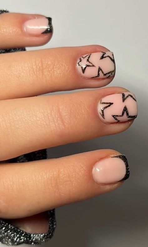 Aesthetic Nails Stars, Short Short Gel Nails, Short Nails Inspiration Christmas, Star Outline Nails, January Nail Inspo Short, Short New Years Nails Gel, Black Star Nails Acrylic, Nails Inspiration New Year, Star Design On Nails