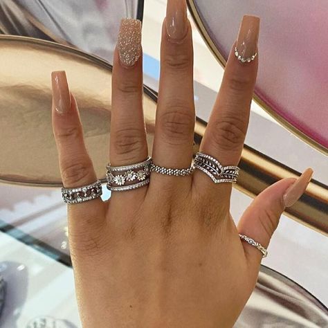 Pandora Rings On Hand Stacked, Pandora Rings Stacked Ideas, Pandora Rings On Hand, Pandora Rings Stacked, Pandora Stackable Rings, Pandora Bracelet Charms Ideas, Xoxo Jewelry, Ring Finger Nails, Pandora Bracelet Designs