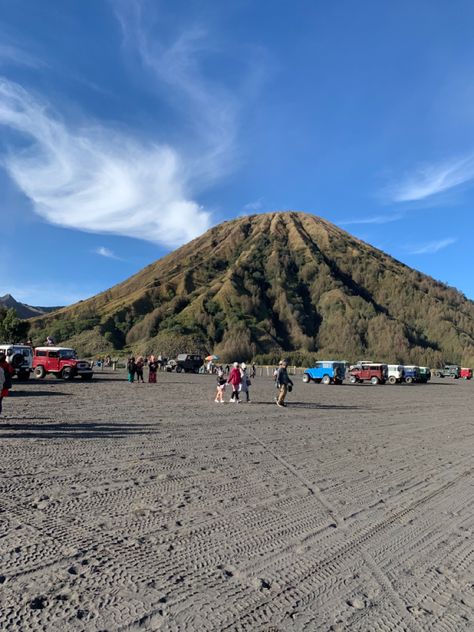 Bromo Mountain, Perjalanan Kota, School Trips, Mountain Aesthetic, Edelweiss Flower, Floral Wallpaper Phone, Black Wallpaper Iphone, School Trip, Gap Year