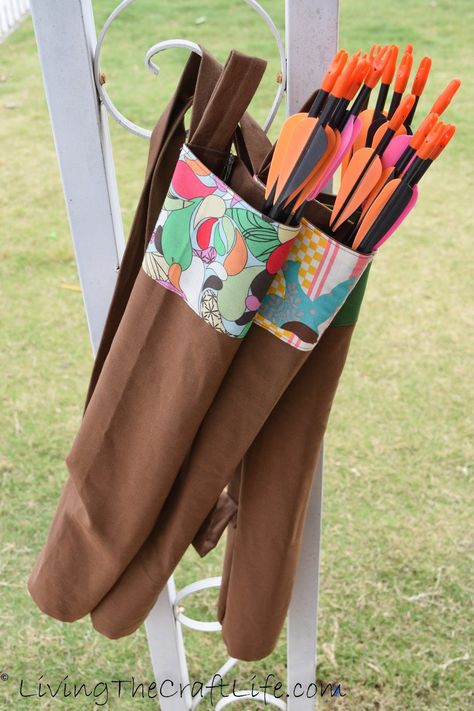 Free sewing pattern for an archery quiver. Easy to make and it can be used as a gift! Crochet Archery, Quiver Diy, Native American Quiver, Sewing For Boys, Archery Party, Quiver Of Arrows, Leather Quiver, Archery Quiver, Bow And Arrow Set