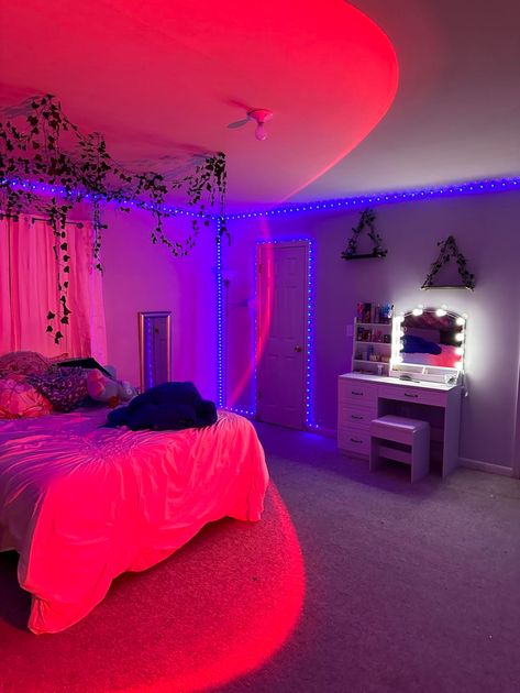 Dream Rooms Decor, Bedroom Ideas In Attic, 2000s Room Inspo Aesthetic, Room Ideas Without Bed Frame, Room Ideas For Big Bedrooms, Room Ideas Chill, Penthouse Bedroom Ideas, Euphoria Bedroom, Cool Bedroom Ideas For Teens