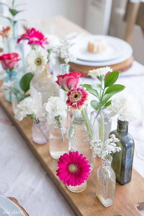 Discover 24 Easy yet Stunning DIY Flower Arrangement Ideas Flowers Arrangements Simple, Valentine Day Table Decorations, Spring Flower Arrangements, Fleurs Diy, Flower Arrangements Simple, Flowers Arrangements, Flower Arrangements Diy, Trendy Flowers, Spring Table