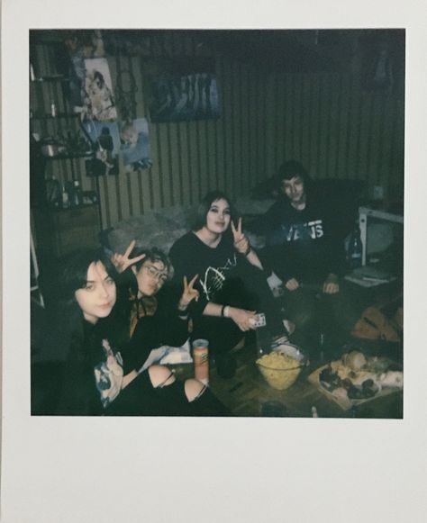 Polaroid Of Friends, Vintage 90s Photos, Polaroid Pictures Aesthetic Friends, Polaroid Film Aesthetic, 90s Polaroid Aesthetic, 80s Friends Aesthetic, Polaroid Friends Aesthetic, Polaroid Pictures Aesthetic Vintage, Ploraid Aesthetic