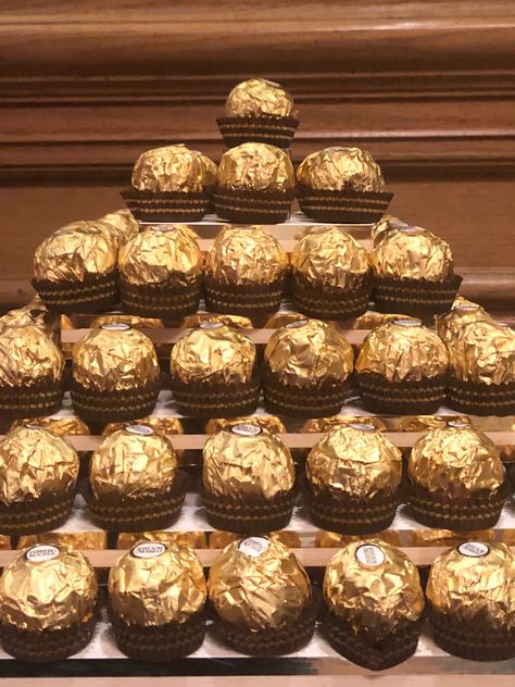 Gold Sleepover Party, Golden Food Party, Champagne Gold Birthday Theme, Classy New Years Party, Brown And Gold Graduation Party Ideas, Golden Age Birthday Party Ideas, Golden Birthday Party Decorations, Black And Gold Party Food Ideas, Brown And Gold Party Decor