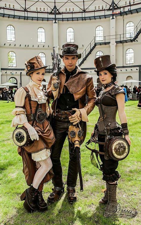 Steampunk group Eccentric Aesthetic, Steampunk Mode, Punk Costume, Moda Steampunk, Corset Steampunk, Steampunk Party, Steampunk Aesthetic, Mode Steampunk, Steampunk Couture