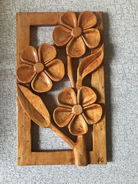 Flower Carving Patterns, Wood Carved Flowers, Wood Carving Flowers, Flower Wood Carving, Wood Jewelry Diy, Wood Relief, Mural Art Design, Carved Flowers, Simple Wood Carving