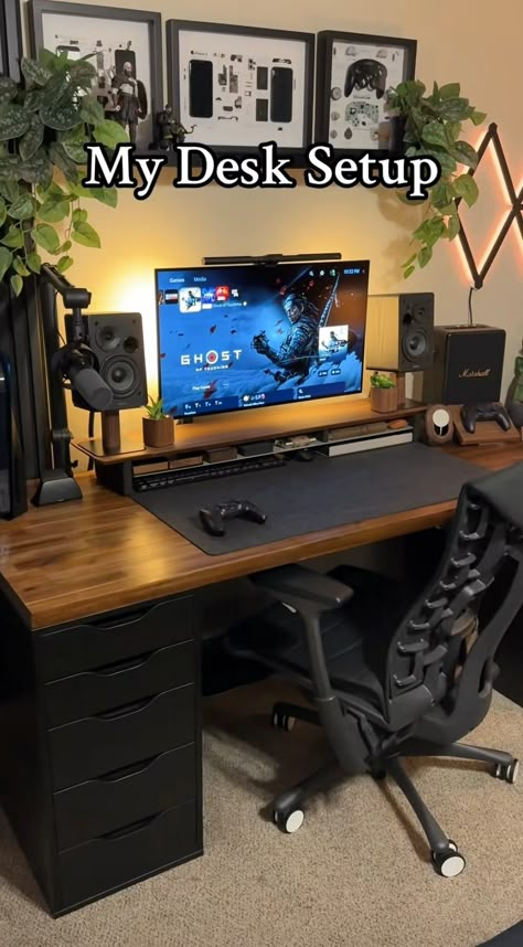 Wooden Desk Setup Aesthetic, Computer Desk Setup In Living Room, Wooden Pc Setup, Editing Room Setup, Ergonomic Office Setup Ideas, Retro Desk Setup, Small Room Gaming Setup, Wood Gaming Desk, Wooden Desk Aesthetic