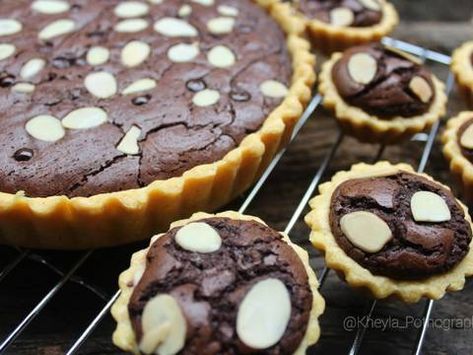 Resep Pie Brownies Simple oleh Kheyla's Kitchen - Cookpad Resep Makanan Beku, Desserts With Chocolate Chips, Resepi Biskut, Pie Brownies, Brownie Pie, Resep Brownies, Resipi Kek, Tart Baking, Cookie Cake Recipe