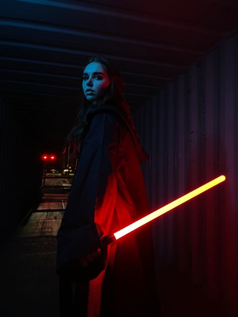 Star wars costume inspo, female jedi/sith with ligthsaber and robes. Cosplay or Star Wars costume Star Wars Photoshoot Ideas, Unique Female Costume Ideas, Star Wars Senior Pictures, Jedi Photoshoot, Lightsaber Photoshoot, Star Wars Poses, Starwars Photoshoot, Star Wars Photo Shoot, Female Jedi Costume