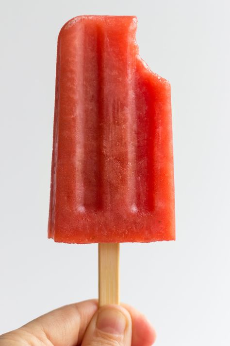 Vegan Fudgesicles, Strawberry Popsicles, Fresh Strawberry Recipes, Beach Red, Healthy Popsicles, Watermelon Strawberry, Watermelon Art, Potluck Party, Homemade Popsicles