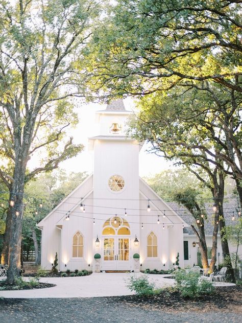 Classic Chapel Wedding, Open Air Chapel Wedding Decorations, Wedding Venue Exterior Design, Little White Church Wedding, Church Wedding Venue Ideas, Pretty Church Wedding, Indoor Wedding Venue Ideas, Wedding Venues Outside, White Church Wedding