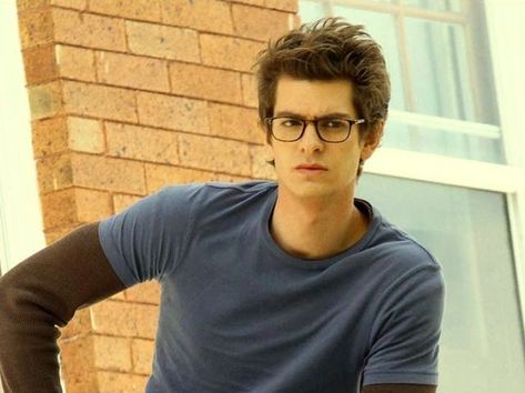 The Sweet One Andrew Garfield Glasses, Peter Parker Andrew Garfield, Garfield Pictures, Parker Outfit, Nerdy Guys, Andrew Garfield Spiderman, Cute Nerd, Garfield Spiderman, Bug Boy