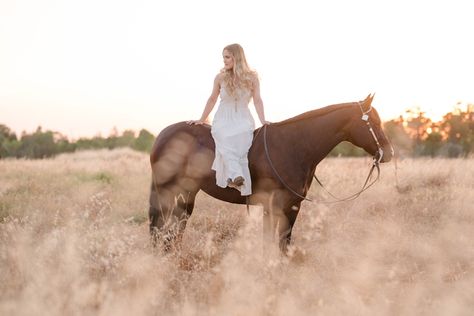 Senior Horse Photography, Cowgirl Senior Pictures, Horse Photoshoot Ideas, Equine Photography Poses, Horse Senior Pictures, Cowgirl Photoshoot, Horse Photography Poses, Foto Cowgirl, Pictures With Horses