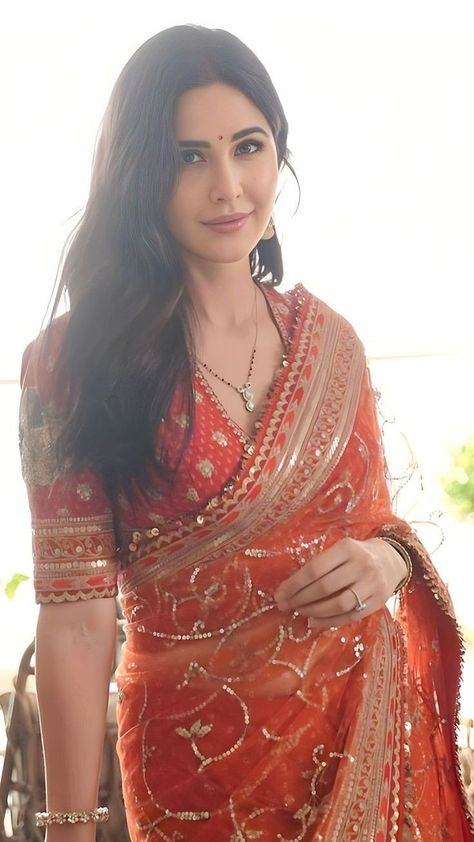 Red Sari, Simple Saree Designs, Saree Looks, Fashionable Saree, Indian Bride Outfits, Fashionable Saree Blouse Designs, Newly Wed, Fancy Sarees Party Wear, Indian Saree Blouses Designs