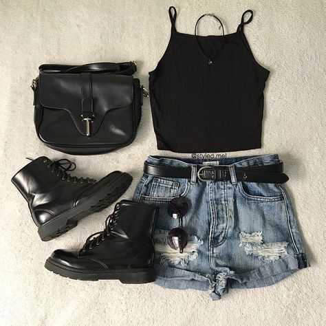 43.1k Likes, 70 Comments - hairsandstyles ♡ (@hairsandstyles) on Instagram: “Love this outfit?! Yay?? credit @styled.mel #hairsandstyles” Chick Outfit, Goth Biker, Grunge Shorts, Outfit Grunge, Goth Gf, Biker Shorts Outfit, Biker Short, Biker Chick, Causual Outfits