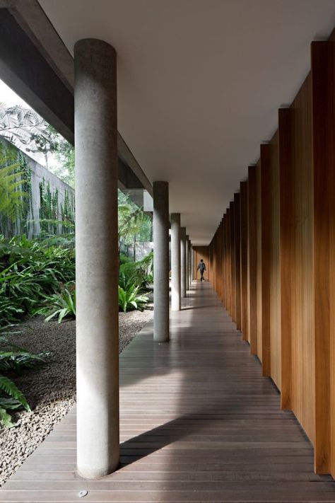 Outdoor Corridor Design, Exterior Corridor, Andra Matin, House Corridor, Garden Corridor, Outdoor Corridor, Dutch Colonial Homes, Corridor Design, Concrete Architecture