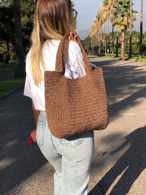 Any woman must have this bag for every fashionista.Whether you keeping it to yourself or gifting someone you care, it will be unforgettable. ✔️I made this beautiful bag from brown natural paper rope which is organic cotton. ✔️The interior of the straw summer bag has a magnetic button. Suitable for use as shoulder bag, beach bag or party bag ✔️You can combine your clothes with a straw summer bag on summer days ✔️Handcrrafted in Turkey ✔️Hand-crocheted with care ✔️This bag is light weight yet dura Structured Crochet Bag, Raffia Bag Aesthetic, Summer Crochet Bags, Rafia Bag, Crochet Beach Bag, Tote Bag Outfit, Tote Bag Summer, Raffia Tote Bag, Toddler Purse