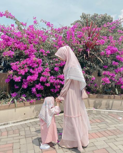 Baby Hijab, Disney Movie Art, Ootd Poses, Mom Daughter Outfits, Muslim Couple Photography, Muslim Family, Hijab Aesthetic, Style Hijab