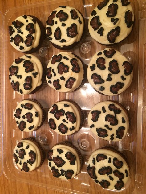 Cheetah Cupcakes Ideas, Cheetah Print Cupcakes, Cheetah Cupcakes, Leopard Print Cupcakes, Leopard Cupcakes, Animals Cupcakes, Cheetah Birthday Party, Cheetah Party, Cheetah Birthday