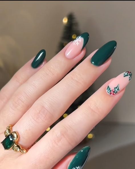 Emerald Almond Nails Design, Christmas Nails In Green, Christmas Nails Asthetics, Christmas Nail Green, Dark Green And Pink Nails, Christmas Nail Designs Almond Shape, Green Christmas Tree Nails, Green Winter Nail Designs, Simple Christmas Nails Green