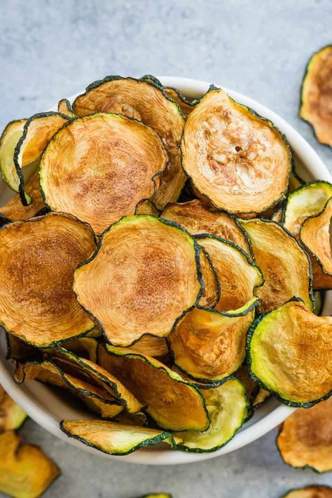 How to Make the Crispiest Air Fryer Zucchini Chips - Enjoy Clean Eating Air Fryer Zucchini Chips, Air Fryer Chips, Air Fryer Recipes Keto, Air Fryer Recipes Low Carb, Zucchini Chips Recipe, Air Fryer Zucchini, Chip Recipes, Zucchini Chips Baked, Keto Air Fryer