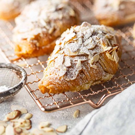 Easy Almond Croissant, Almond Croissant Recipe, Easy Croissant Recipe, Cruffin Recipe, Almond Croissants, Butter Croissant, Homemade Croissants, Cream Puff Recipe, Cookie Crisp