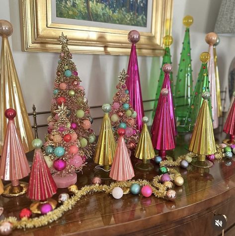 Multi Color Christmas Decor, Retro Holiday Aesthetic, Nye Tree, Anthro Christmas, Christmas Decor Craft, Colorful Christmas Decor, Colorful Christmas Decorations, Vintage Pink Christmas, Questions Instagram