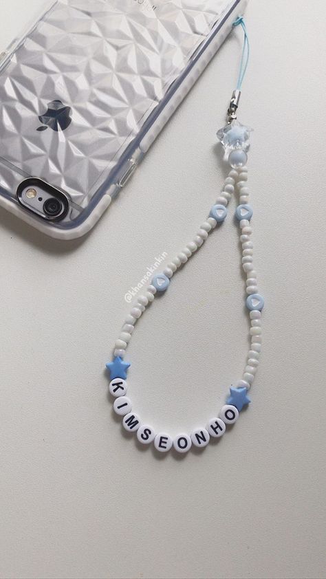 Bead Strap Phone, Diy Beaded Phone Strap, Phone Keychain Ideas, Phone Bracelet Ideas, Phone Straps Beads Diy, How To Make Phone Charms, Gantungan Hp Manik-manik, Phone Strap Diy, Phone Strap Kpop