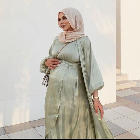 Islamic Maternity Photoshoot, Pregnant Dress Hijab, Maternity Hijab Outfit, Modest Maternity Photoshoot, Muslim Pregnant Women, Pregnant Hijabi Outfit, Modest Maternity Dresses, Green Abaya, Hijabi Dresses