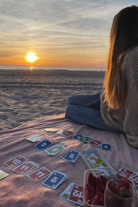 Girl sitting on blanket at the beach looking at the sun going down Outing Ideas, Fun Date Ideas, Spice Up Your Love Life, Sunset Picnic, Dream Dates, Scandinavian Summer, Promise Me, Couple Activities, Cute Date Ideas