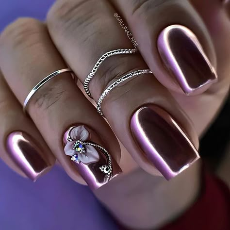 Metallic pink chrome floral short nails design Chrome And Jewel Nails, Chrome Nails Designs Square, Crome Nails Designs Short, Short Chrome Nails Designs, Monochromatic Nails, Nail Art Glitter, Metallic Nails Design, Nail Polish Art Designs, Metallic Nail Art