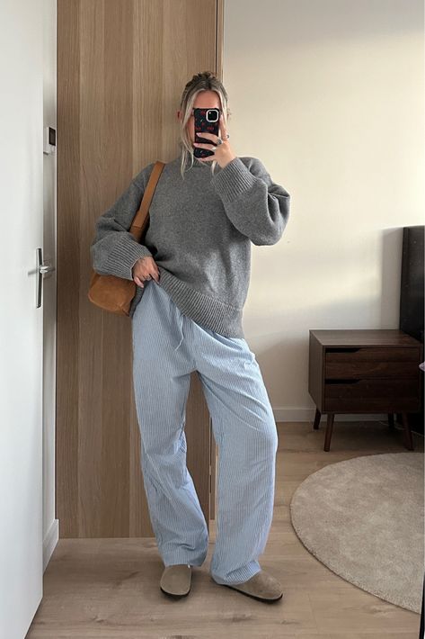 Winter Linen Pants Outfit, Norway Summer, Mirror Ootd, Australia Aesthetic, Stripe Pants Outfit, Casual Dinner Outfits, Casual Dinner Outfit Summer, Scandi Summer, Chica Chola