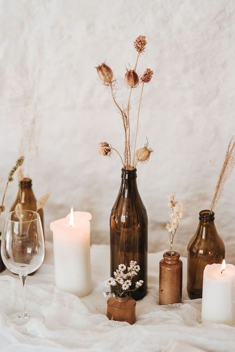 Brown Bottle Vases Wedding Centrepieces - Ideas - The Wedding of my Dreams Bottle Vases Wedding, Dr Wedding, Wedding Styling Ideas, Vases Wedding, Dried Flowers Wedding, Brown Bottles, Wedding Bottles, Wedding Centrepieces, Amber Bottles