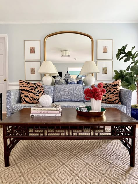 Traditional Home Magazine, Blue And White Decor, Grandmillenial Style, Grand Millennial Style, Rug Dining Room, Traditional Living, Traditional Living Room, Décor Diy, A Living Room