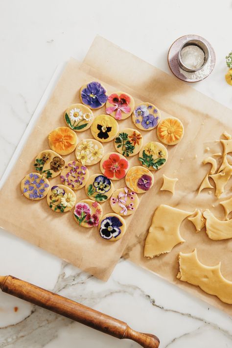 Edible Flower-Pressed Shortbread Cookies | Herbal Academy | This recipe for delicately sweet shortbread cookies is taken from Loria Stern's brand-new book release, Eat Your Flowers. Floral Shortbread Cookies, Shortbread Cookies Designs, Cookies With Edible Flowers, Wildflower Cookies, Pea Tendrils, Cookie Base Recipe, Flowers Recipes, Flower Sugar Cookies, Herbal Academy