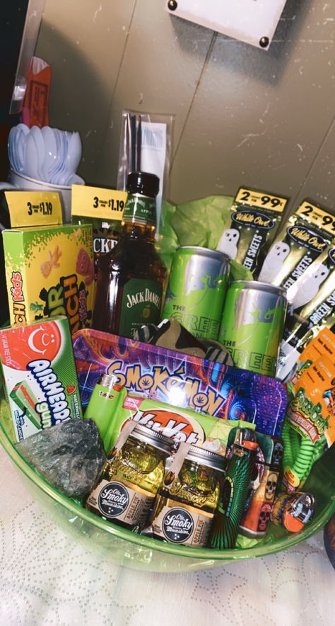 Boyfriend Snack Gift, Birthday Gift Baskets For Brother, 21st Birthday Ideas For Stoners, Smoker Gift Basket, 4 20 Party Ideas, Birthday Basket For Brother, Guy Baskets Gift Ideas, Birthday Gift Basket For Boyfriend, Smokers Gift Basket Ideas