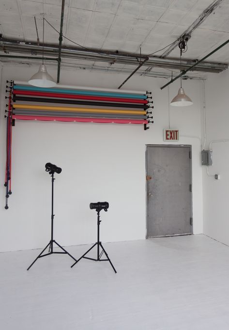 Photo Studio Garage, Minimalist Photo Studio Design, Garage Photo Studio Ideas, Self Tape Studio, Garage Photography Studio Ideas, Photography Studio Backdrop, Photographer Studio Ideas, Basement Photo Studio, Loft Photo Studio